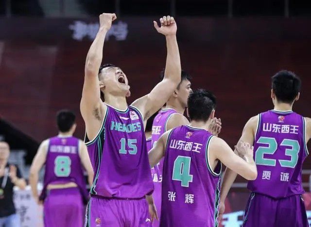 ” 2026-02-08 当摇滚圈标志性人物转身诠释“反摇滚”的传统父亲，当“没问题”的片名背后暗藏两代人的观念碰撞，电影《没问题》以独特的叙事视角，将中国式家庭的代际矛盾、社会人情百态与时代印记娓娓道来。